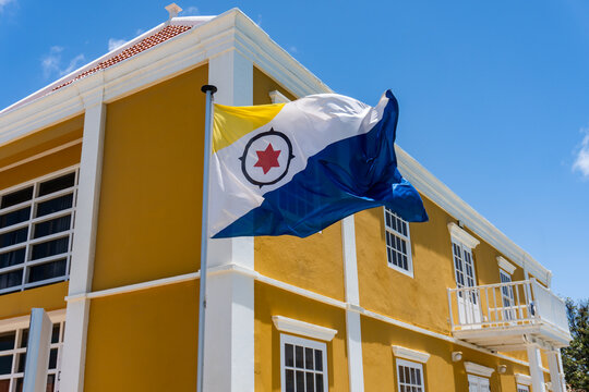 Kralendijk, Bonaire, Caribbean Netherlands: Douanekantoor - Customs Office and flag of Bonaire. Black compass, red six-pointed star, dark blue and yellow triangles.