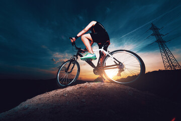 Bicicleta de montaña. Deporte y vida sana. Deportes extremos. Bicicleta de montaña y hombre. Estilo de vida aventurero, la recreación y el ocio al aire libre.