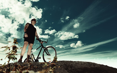 Bicicleta de montaña. Deporte y vida sana. Deportes extremos. Bicicleta de montaña y hombre....