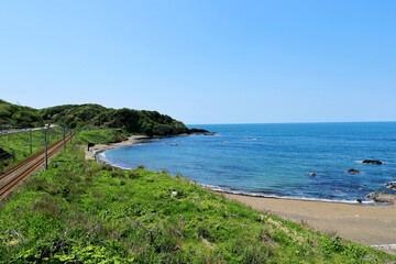 Fototapeta premium 鯨波の海岸線と青い海に空