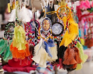 Assortiment de pièges à rêve aux plumes colorées, sur un étal de marché