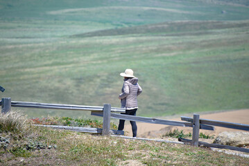 Obraz premium Woman walking in solitude on a scenic overlook
