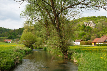 Obraz premium Ausblick auf Großes Lautertal bei Hayingen-Anhausen, Schwäbische Alb. Fluß Große Lauter.