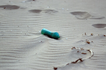Plastikowe odpadki butelka pozostawiona na plaży. 	
 - obrazy, fototapety, plakaty