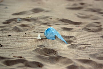 Plastikowe odpadki butelka pozostawiona na plaży. 	 - obrazy, fototapety, plakaty