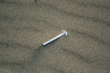 Plastikowe odpadki słomka pozostawiona na plaży.	
 - obrazy, fototapety, plakaty