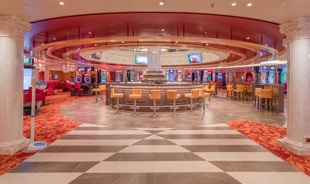 Vue du bar du casino Dea Bendata sur le navire de croisi&egrave;re le Costa Firenze le 01 mai 2022.	