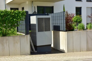 Luftw&auml;rmepumpe, Klimaanlage f&uuml;r Heizung und Warmwasser an einem neu gebauten verklinkerten Wohnhaus