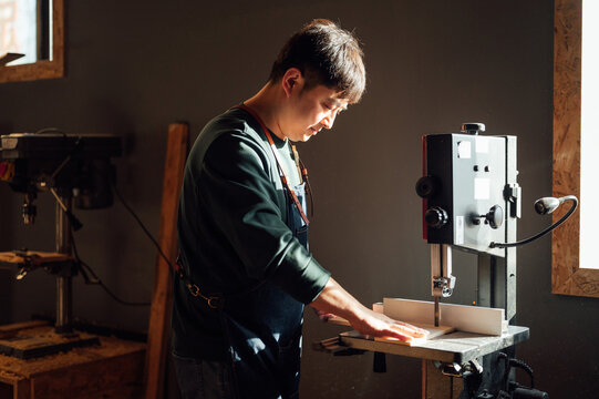ukulele maker