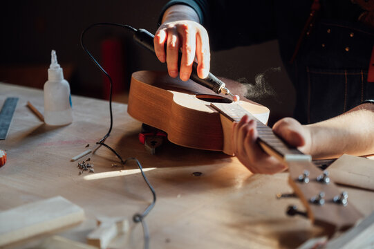 Making ukulele 