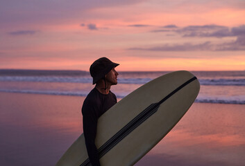 Man with surfboard by the ocean