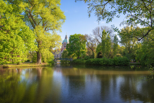 Neues Rathaus von Hannover von der R&uuml;ckseite mit Blick durch den Maschpark an einem fr&uuml;hen Morgen im Fr&uuml;hling