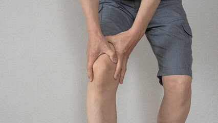 男性の膝の痛みイメージ