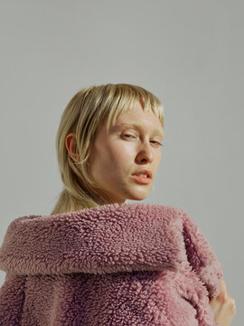 Cool and static portrait from behind - fashion and ecstatic 