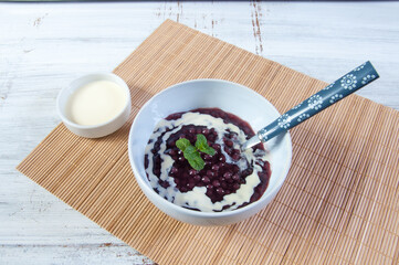 pot with a delicious sagu on the table