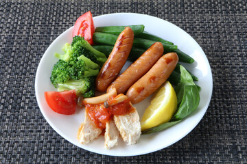 ヘルシーでカラフルな栄養バランスのとれたおかず