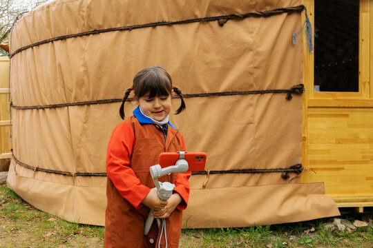 little girl holding mobile on  gimbal