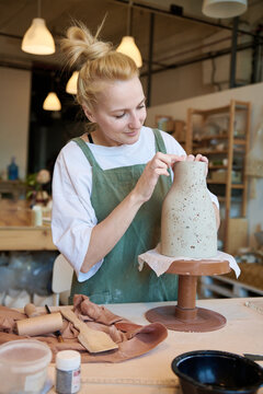The girl conducts a master class in ceramics