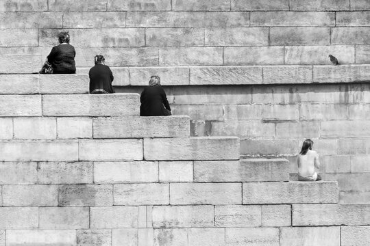Urban geometry with humans (and a pigeon)