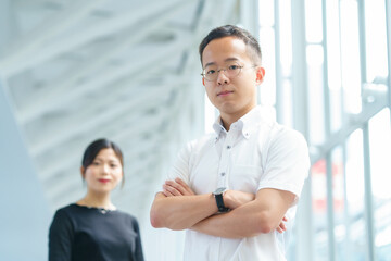 若手のビジネスパーソン男女