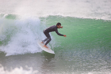 湘南の海でサーフィンをする男性