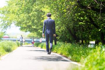 通勤をする若いビジネスマン　ビジネスイメージ