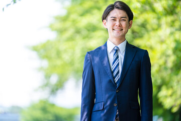 通勤をする若いビジネスマン　ビジネスイメージ