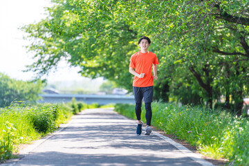 ランニングをする若い男性　スポーツイメージ