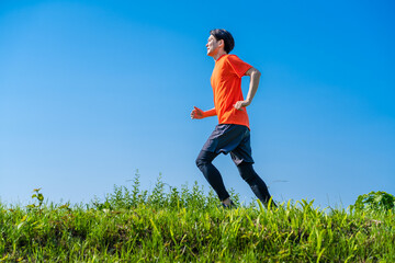 ランニングをする若い男性　スポーツイメージ