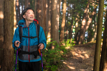 登山をする若い男性　スポーツイメージ