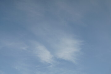 Reiner Himmel in schönem hellen Blau mit einigen Wolken in Form von Zieren, Cirrostratus
