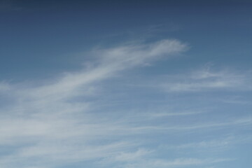 Obraz premium Reiner Himmel in schönem hellen Blau mit einigen Wolken in Form von Zieren, Cirrostratus