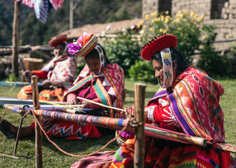 Peruvian women weavers