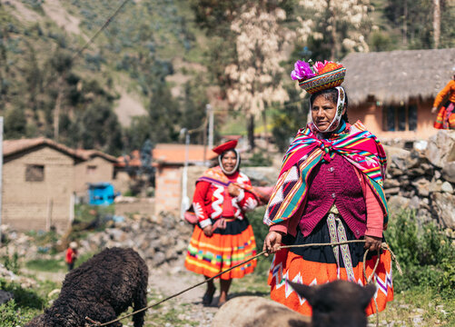 Peruvian women in traditional clothes
