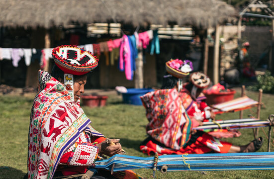 Peruvian women weavers