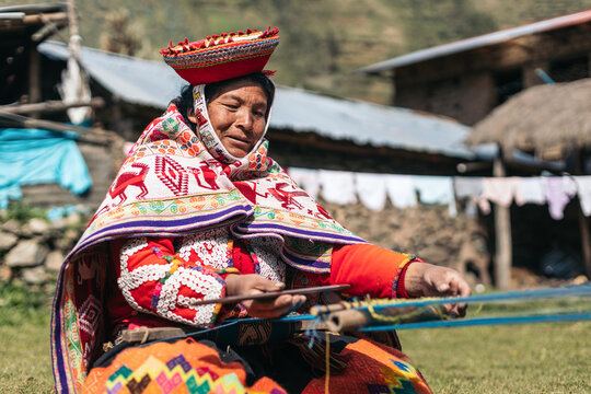 Peruvian weaver working in Peru