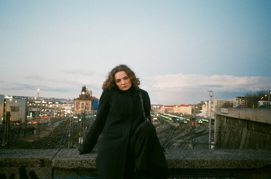 Woman wearing a coat in front of Praga's central train station