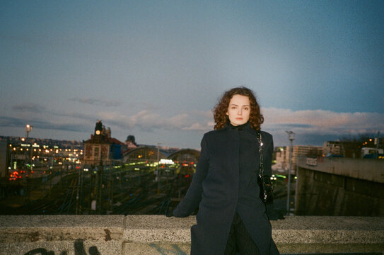 Woman wearing a coat in front of Praga's central train station