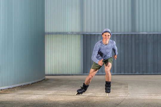 junger Mann beim Inline Skaten, urbanes Umfeld, Waiblingen, Baden Württemberg, Deutschland