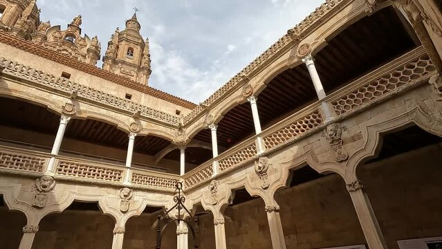 Vista del patio interior de estilo g&oacute;tico de la casa de las conchas en Salamanca, Espa&ntilde;a