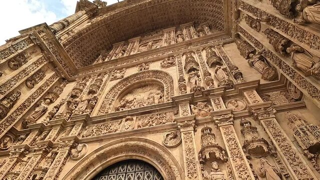 Majestuosa fachada de estilo plateresco siglo XVI del convento de san Esteban en Salamanca, Espa&ntilde;a