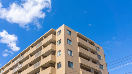 マンションの外観と青空