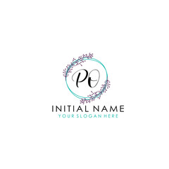 Obraz premium Initial letter PO handwriting with floral frame template