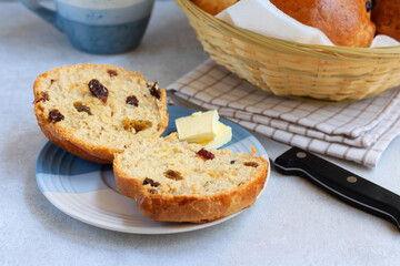 Tea cakes raisin buns