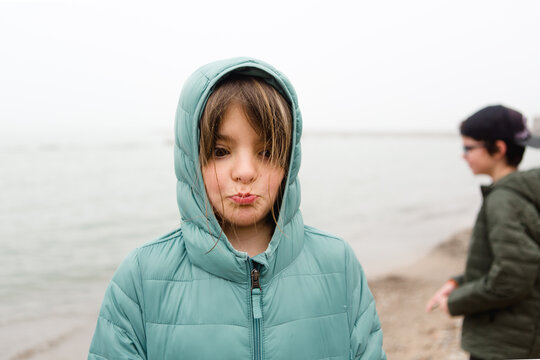 girl scrunches up her face 