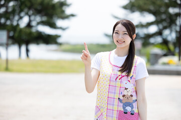 日本人女性の保育士さん