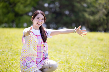 日本人女性の保育士さん