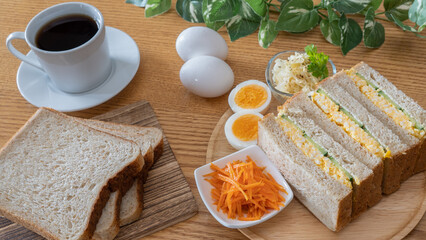 卵サラダサンドイッチとコーヒー