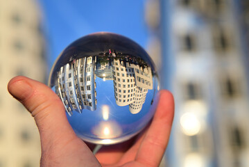 mit lensball fotografierter düsseldorfer medienhafen, nrw, deutschland