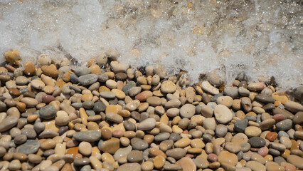 Orilla del mar en playa de piedras